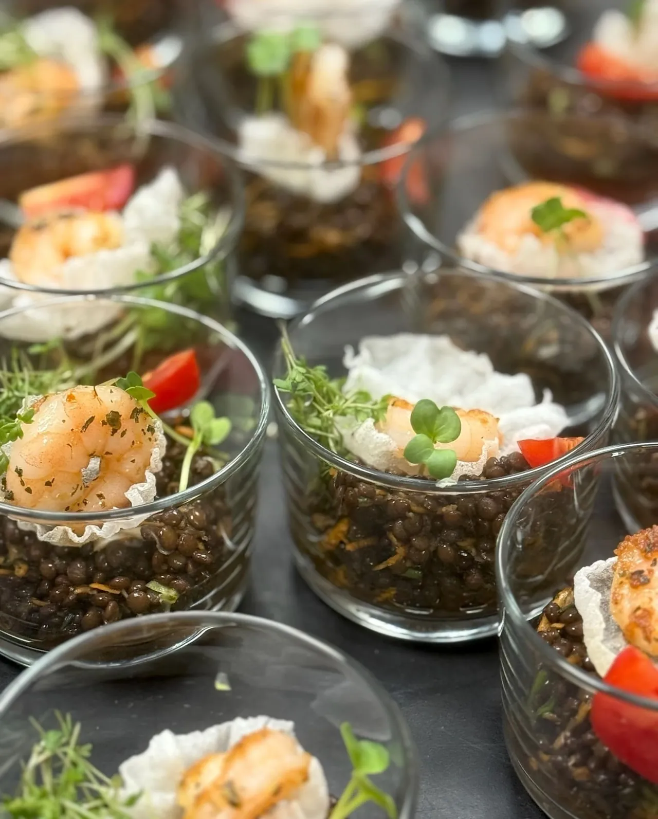 Linsensalat mit Garnelen im Glas aus unserer Küche