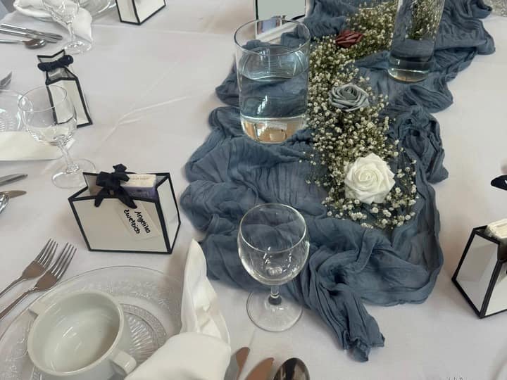 Festtafel mit blauem Tischläufer und weißer Blumendekoration