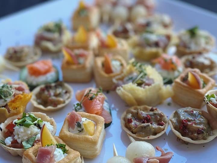 Bunte Canapés und kleine Häppchen