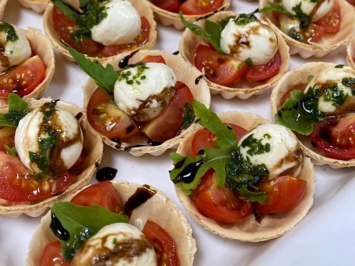 Crostini mit Tomate, Mozzarella und Basilikum