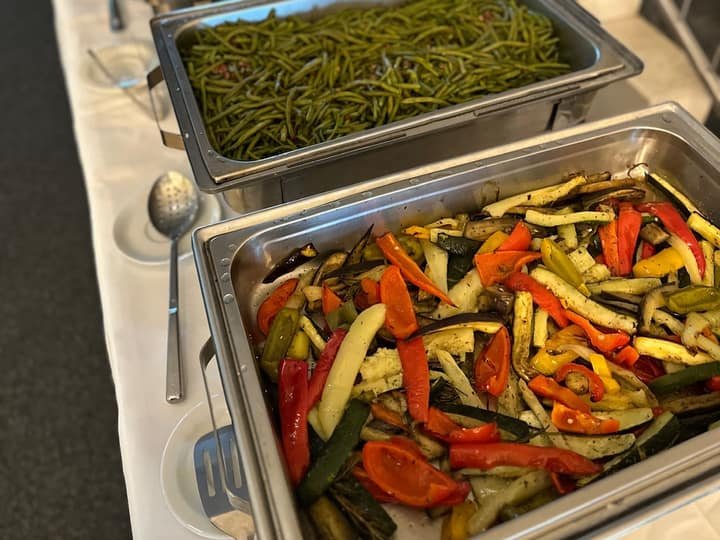 Warme Buffet-Speisen in Chafing Dishes