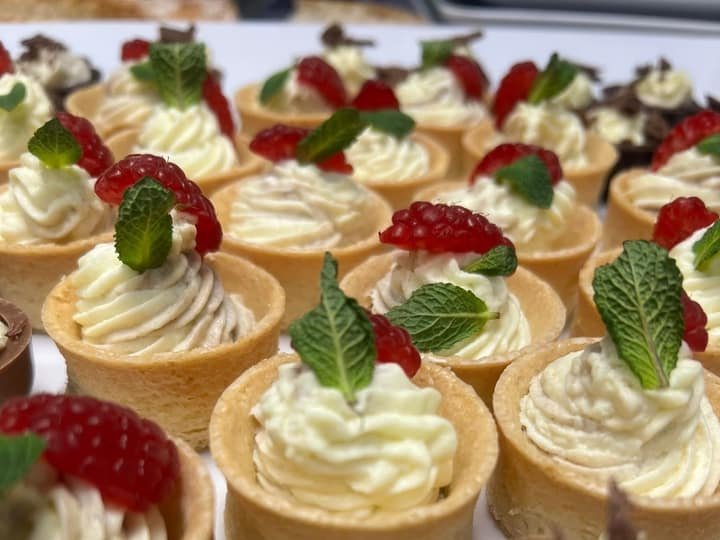 Dessertauswahl mit Beeren und Minze
