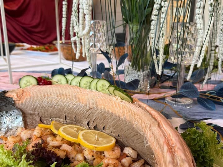 Fischbuffet mit Lachs, Garnelen und Salaten