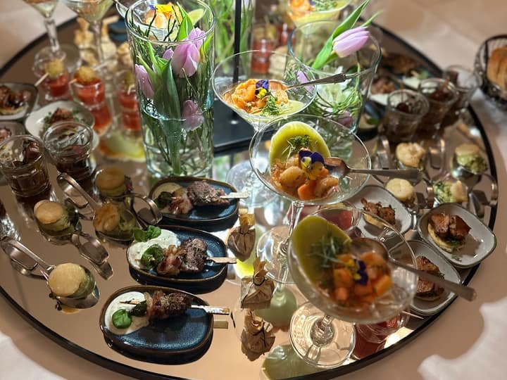 Fingerfood-Platte mit Blumenarrangement