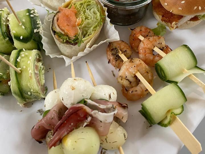 Mini-Burger, Wraps und Spieße auf dem Buffet