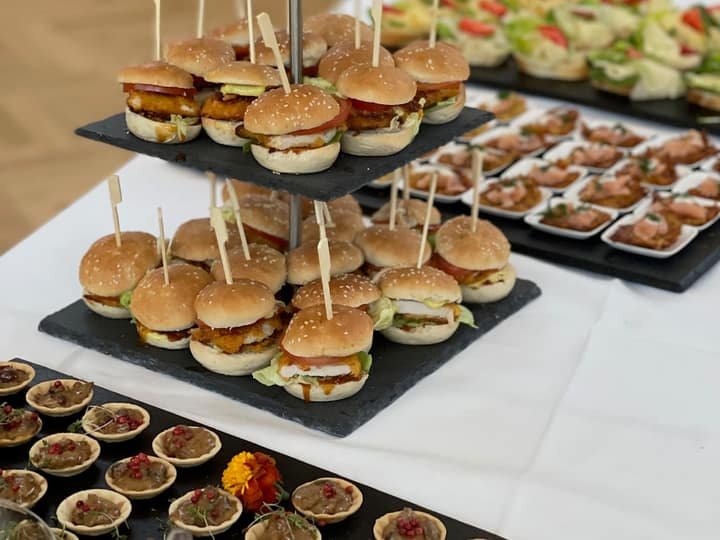 Etagere mit Fingerfood für den Empfang