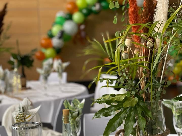 Gedeckter Tisch mit rustikalem Blumenschmuck