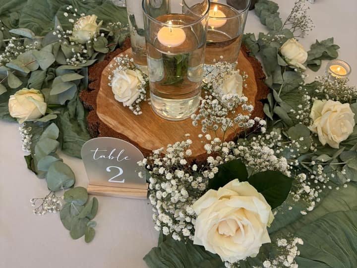 Tischdekoration mit Eukalyptus, weißen Rosen und Kerzen