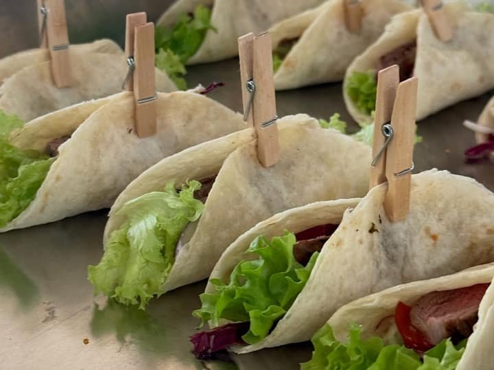 Gefüllte Mini-Wraps mit Salat