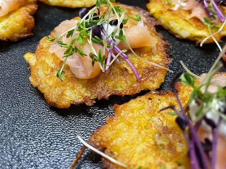Kartoffel-Häppchen mit Topping und Kräutern