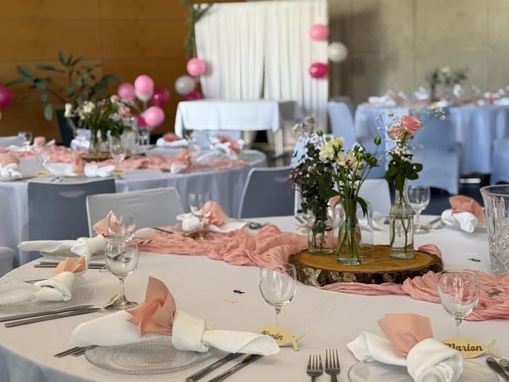 Festtafel mit rosa Stoffen und Blumendekoration