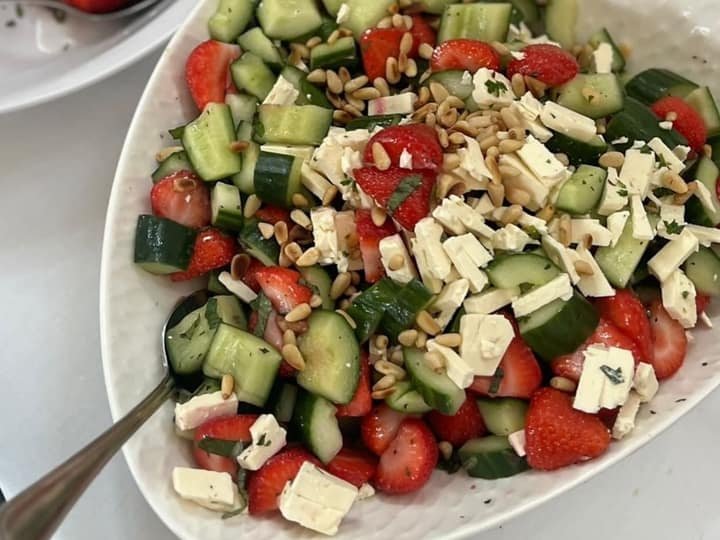 Frische Salate mit Gurke, Tomate und Feta