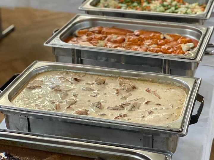 Warmes Buffet mit verschiedenen Speisen in Chafing Dishes