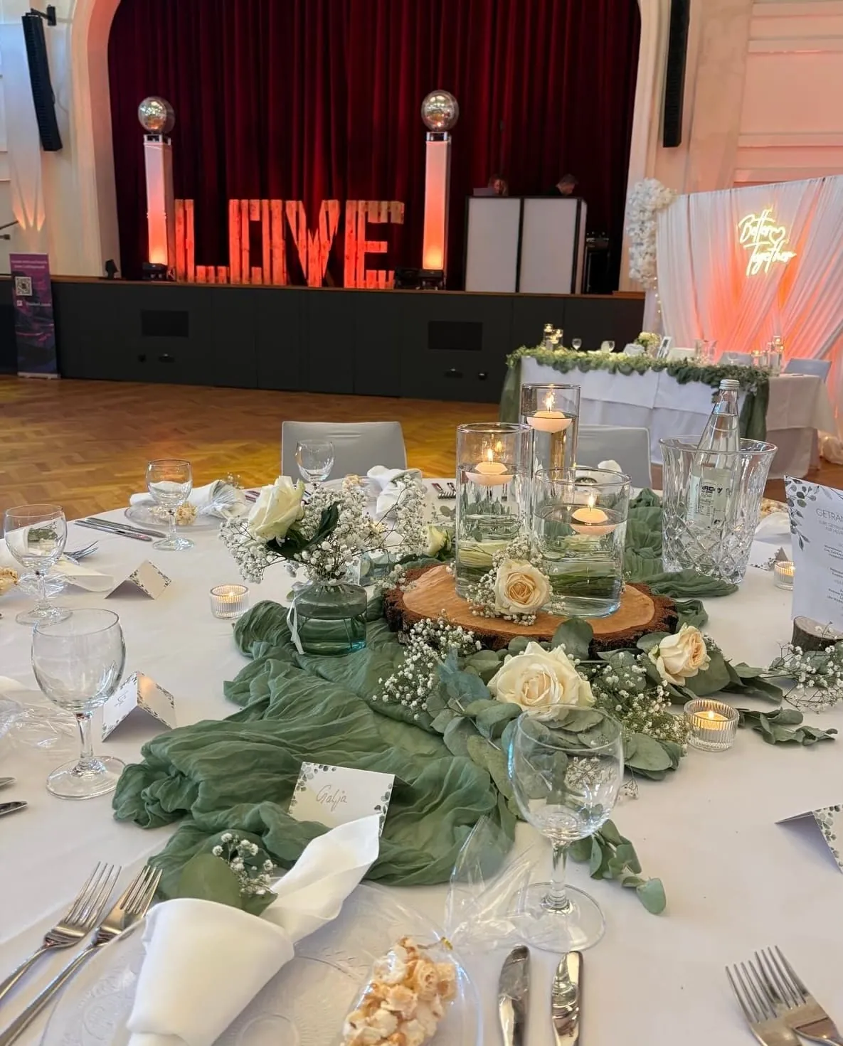 Festlich eingedeckter Saal für eine Hochzeit