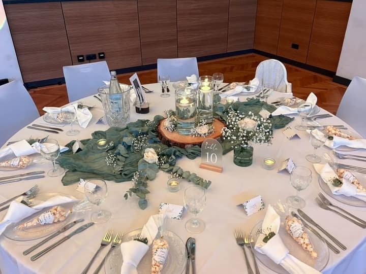 Hochzeitstafel mit grüner Tischdekoration