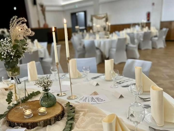Helle Hochzeitstafel mit natürlicher Dekoration