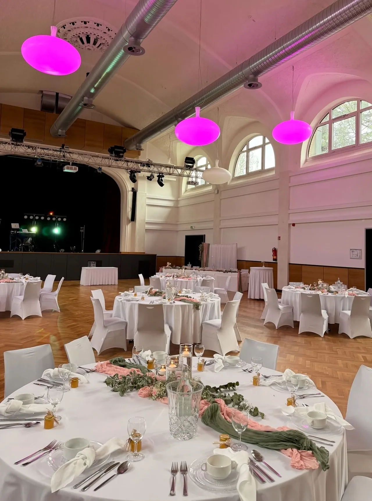 Festlich eingedeckter Saal für eine Hochzeit